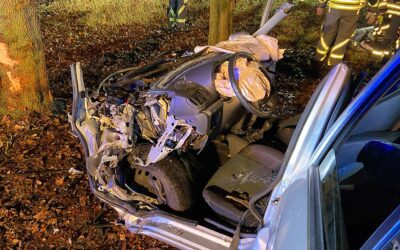 Baunatal: Feuerwehr befreit eingeklemmten Autofahrer (22)