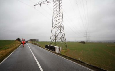 Transporter gerät bei Ausweichmanöver von Fahrbahn ab