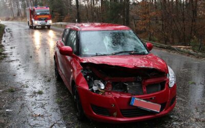 Sturm führt zu Unfällen, einem Schwerverletzten und Straßensperrungen