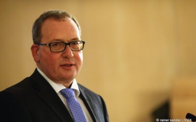 Niemand will Hallenbad-Dach bauen?