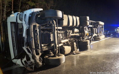 A 7: Sattelzug kippt nach Reifenplatzer