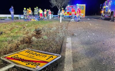 Feuerwehrleute befreien eingeschlossenen Autofahrer