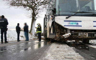 Neustadt: Sechs Verletzte bei Busunfall, darunter auch fünf Schüler