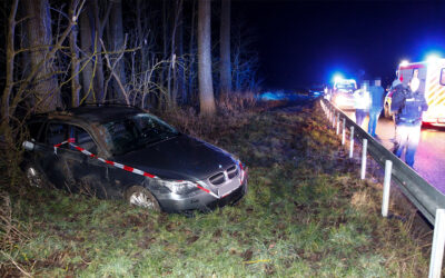 Überfrierende Nässe: BMW kommt von Fahrbahn ab