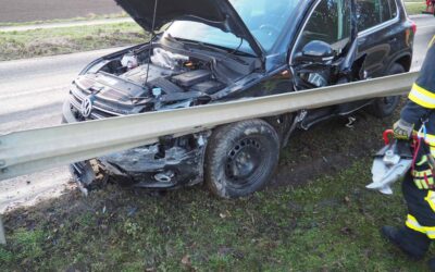 Feuerwehrleute trennen VW Tiguan von Leitplanke