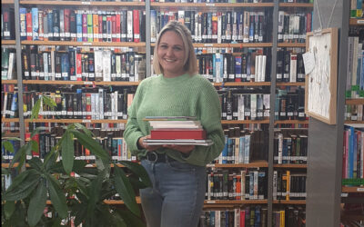 Hephata Diakonie stattet Bücherei in Neustadt mit Büchern in leichter Sprache aus