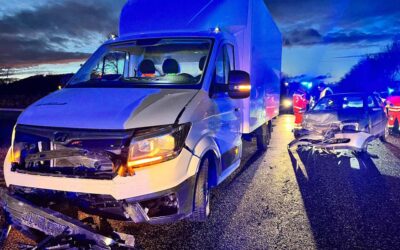 B 485: Fahrzeuge prallen im Kreuzungsbereich zusammen