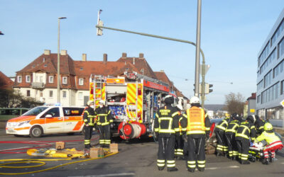 Feuerwehrleute befreien eingeschlossene Person – drei Kinder schwer verletzt
