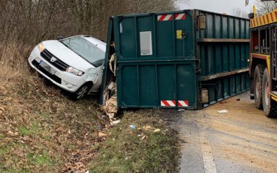 KS: Lkw kippt; Fußgänger von Pkw erfasst