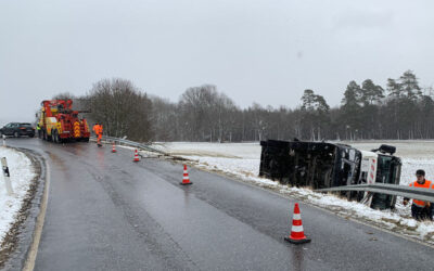 Oberaula: Bus rutscht über Bundesstraße – Lkw kommt von Fahrbahn ab