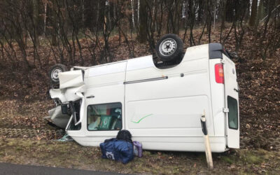 A 7: Fahrer von Kleintransporter (56) verletzt sich bei Unfall schwer