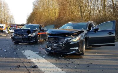 Baunatal: Autos prallen im Kreuzungsbereich zusammen