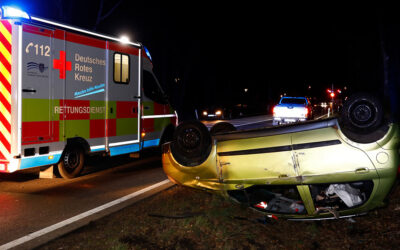B 254: Pkw überschlägt sich in Leimsfeld