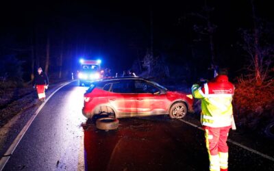 Pkw mit vier jungen Leuten gerät von Fahrbahn ab