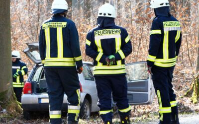 Autos kollidieren seitlich auf Landesstraße