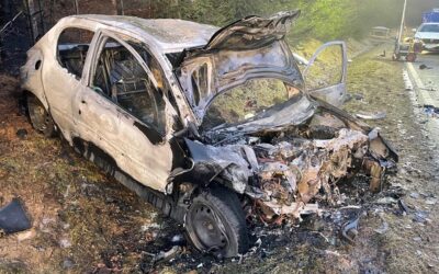 B 253 (Video): Auto brennt nach Zusammenprall aus – zwei Schwerverletzte