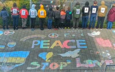 Schüler möchten ihre bunte Friedensbotschaft um die Welt schicken
