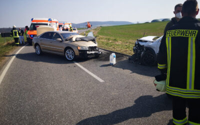 Feuerwehrleute entfernen nach Unfall Fahrzeugdach