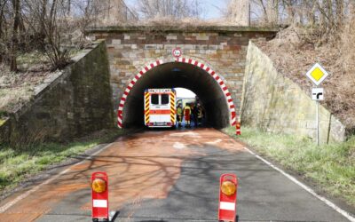 Lkw schlägt mit Ladekran gegen Viadukt – zwei Schwerverletzte