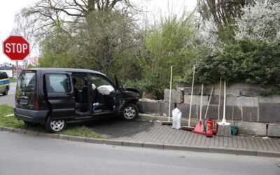 Von Polizei verfolgt: Fahrt von flüchtigem Pkw endet an Mauer