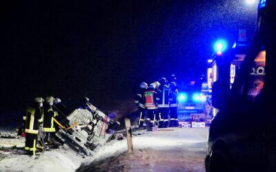 Feuerwehrleute befreien nach Unfall auf der B 3 Beifahrer