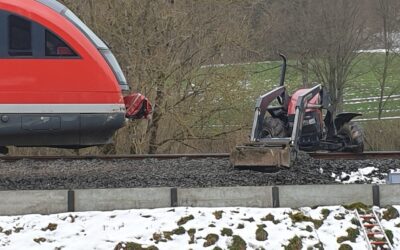 Traktorfahrer (57) stirbt bei Zusammenprall mit Zug
