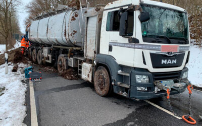 B 3: Lkw rutscht Abhang hinunter
