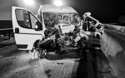 A 7: Feuerwehrleute befreien bei Unfall eingeklemmten 22-Jährigen