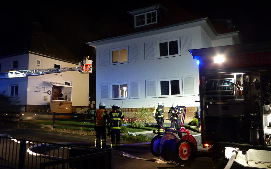 KS: Stundenlanger Feuerwehreinsatz; 59-Jährige wird bei Unfall lebensbedrohlich verletzt