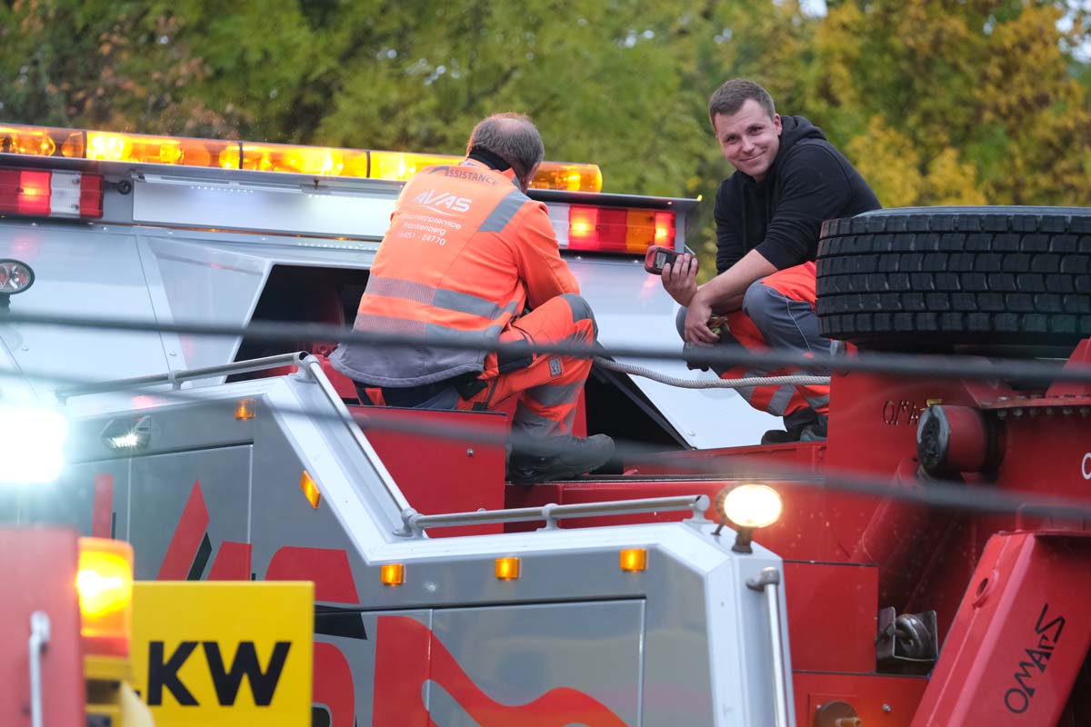 B 253: Vier Leichtverletzte Bei Unfall – Lkw Durchbricht Leitplanke ...