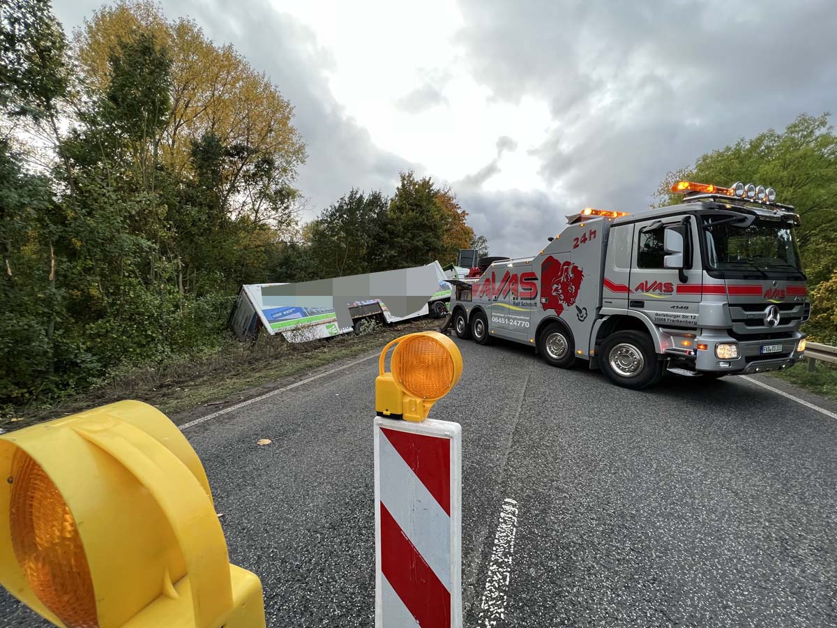 B 253: Vier Leichtverletzte Bei Unfall – Lkw Durchbricht Leitplanke ...