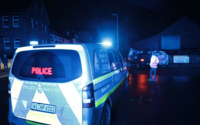 Loshausen: Pkw prallt gegen Stromverteiler und Wertstoffcontainer