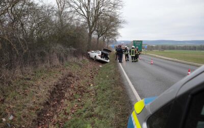 B 3: 45-Jähriger prallt aus bislang ungeklärter Ursache mit Pkw gegen Baum