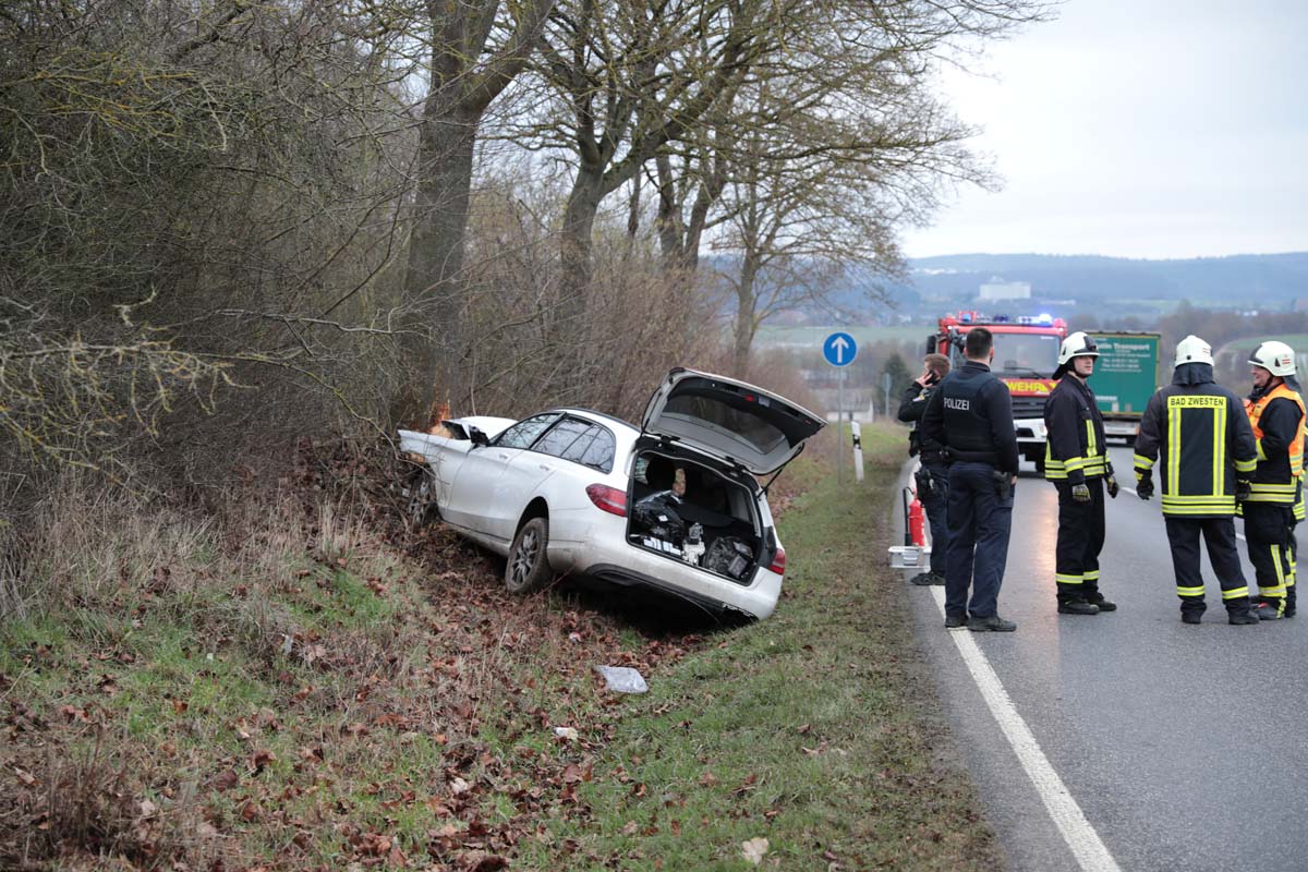 B 3: 45-Jähriger Prallt Aus Bislang Ungeklärter Ursache Mit Pkw Gegen ...