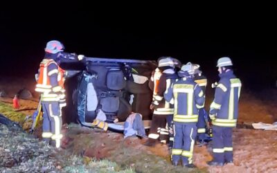 Feuerwehrleute befreien bei Unfall eingeklemmte Frau