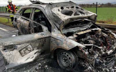 A 49: Kleinwagen brennt nach Unfall aus (Video)