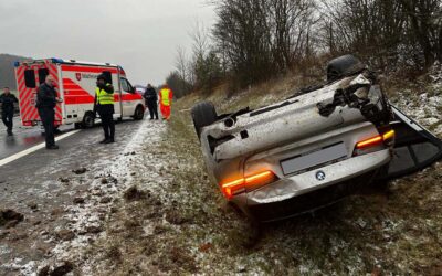 A 49: BMW kommt auf dem Dach liegend zum Stillstand