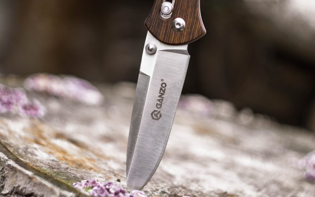 Frau attackiert 59-Jährigen mit Messer und  verletzt ihn schwer