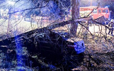 B 454: Pkw prallte gegen Baum