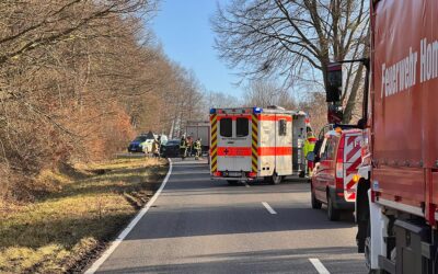 Autos prallen beim Abbiegen zusammen