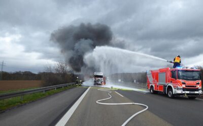 A 7: Lkw brannte; Unfall mit Pick-up; betrunkener Falschfahrer