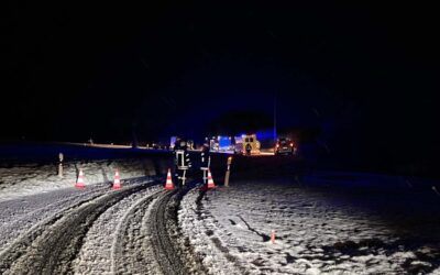 Frielendorf: Lieferfahrzeug rutscht von winterglatter Fahrbahn