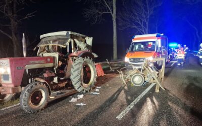 B 254: Pkw prallte auf Traktor