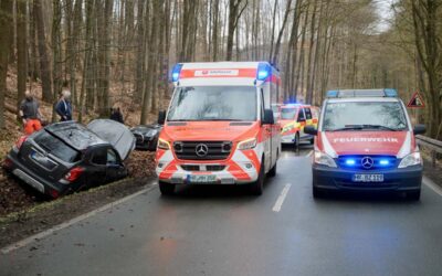 Bad Zwesten: Pkw prallt gegen Wasserdurchlass