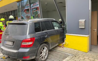 KS: 88-Jähriger fährt Pkw in Schaufenster; Haushaltsgeräte in der Landschaft „entsorgt“ u. a.