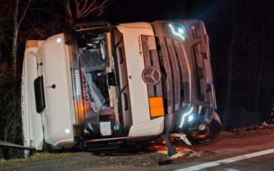 Osthessen: Schwerer Unfall mit Räumfahrzeug; Lkw kippt auf A 7