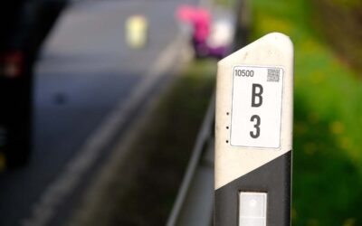 B 3: Kleinkind stirbt bei Verkehrsunfall