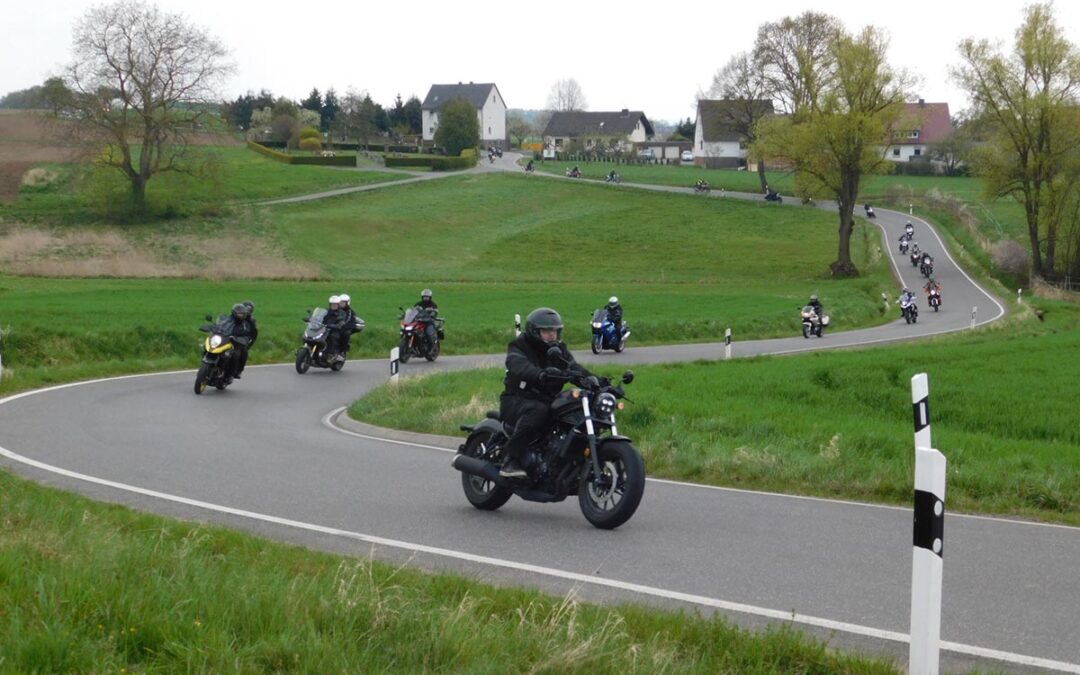 Motorradsaison wird mit einem Corso und Gottesdienst eröffnet