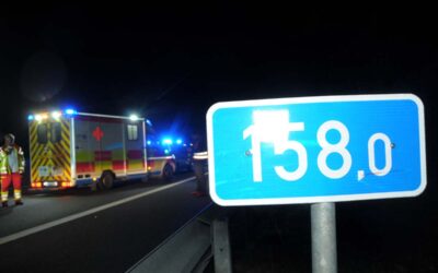 A 49: Pkw fährt unter Lkw
