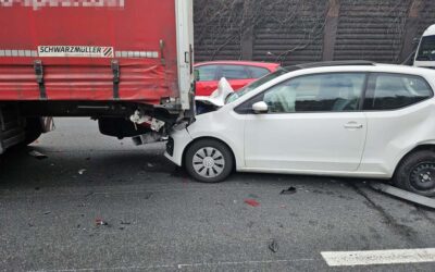 A 7: Unfall endet für Pkw-Fahrer tödlich; Pkw prallt auf Sattelauflieger